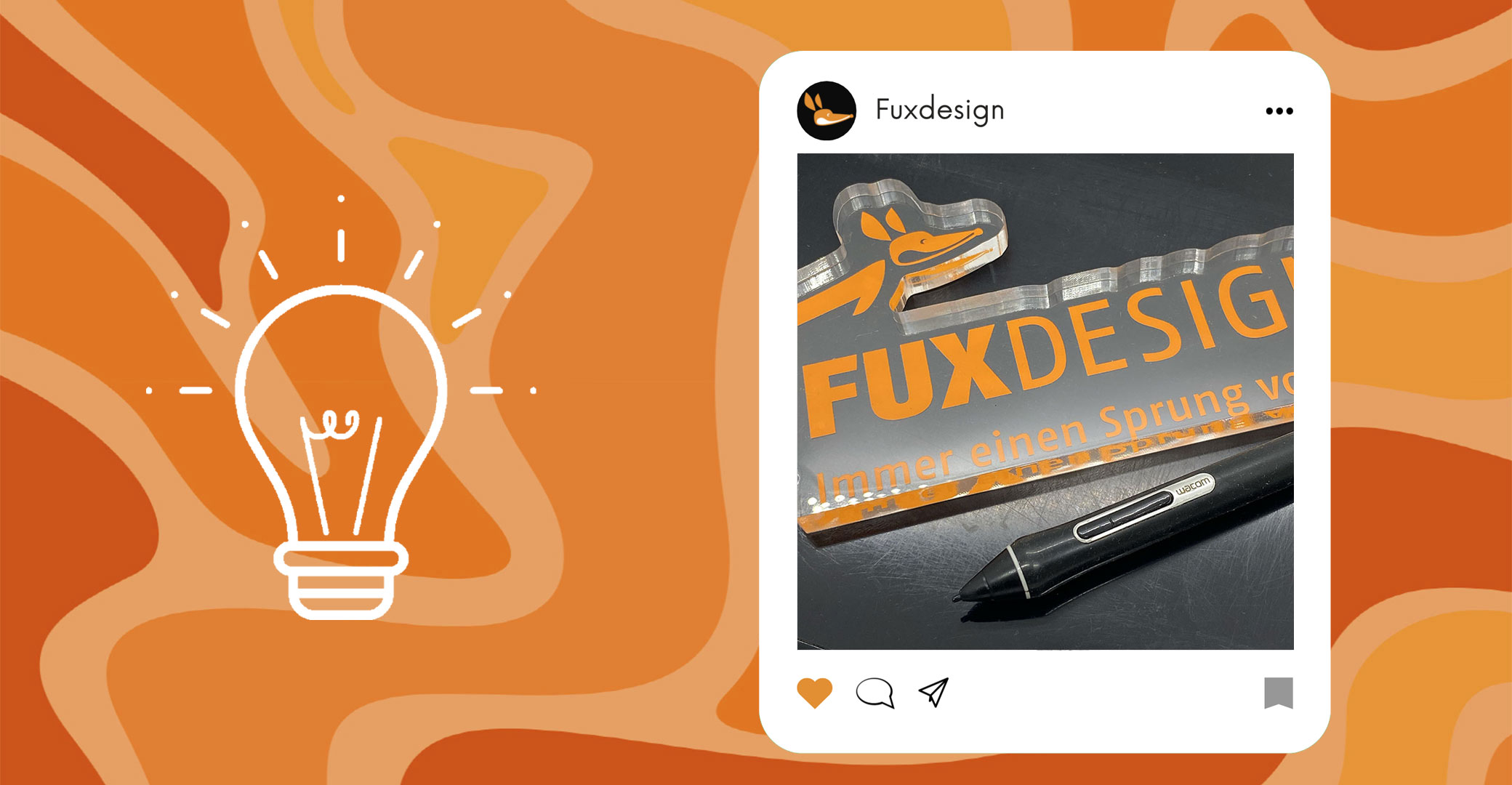 Fuxdesign, Christiane Wilke, Logos,  orangener Hintergrund, weiße Glühbirne, danebe ist ein Bild, auf dem das Logo von Fuxdesign in 3 D und das Wacom-Tablet mit Stift zu sehen ist