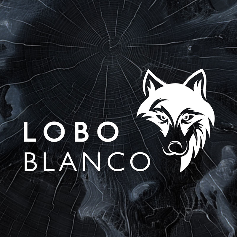 Fuxdesign, Logo Lobo blanco, in weiß, mit Wolfskopf auf schwarzem Holz