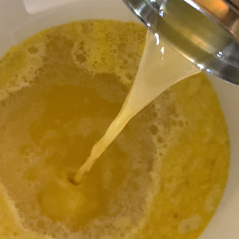 frisch gepresser Saft kommt ins Weinfass, El zumo recién exprimido entra en el vino